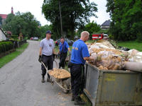 pomoc při povodni v Bělotíně 27.6.2009